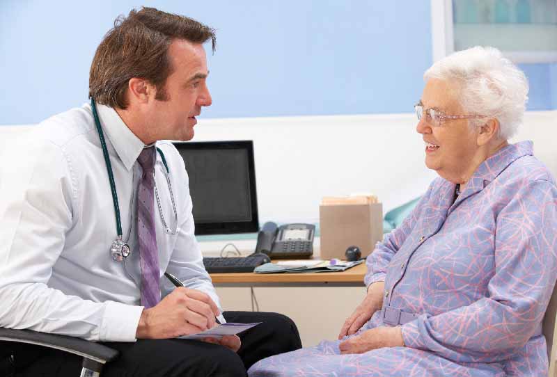 Доктор консультирует пожилого пациента
